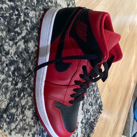 high top jordan 1 red and black